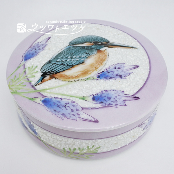 カワセミとフレンチラベンダーが描かれた円形小箱