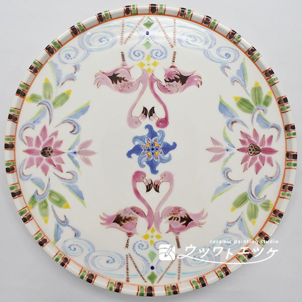 ピンク系の絵具を基調にフラミンゴや文様が描かれた盆皿