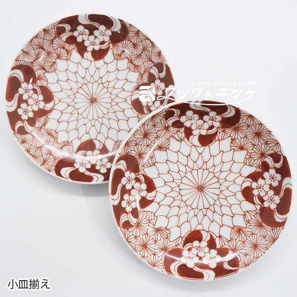 文様と花が描かれた赤絵の小皿2枚