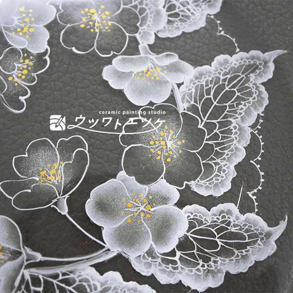 ガラスの丸皿に描かれた花柄のアップ
