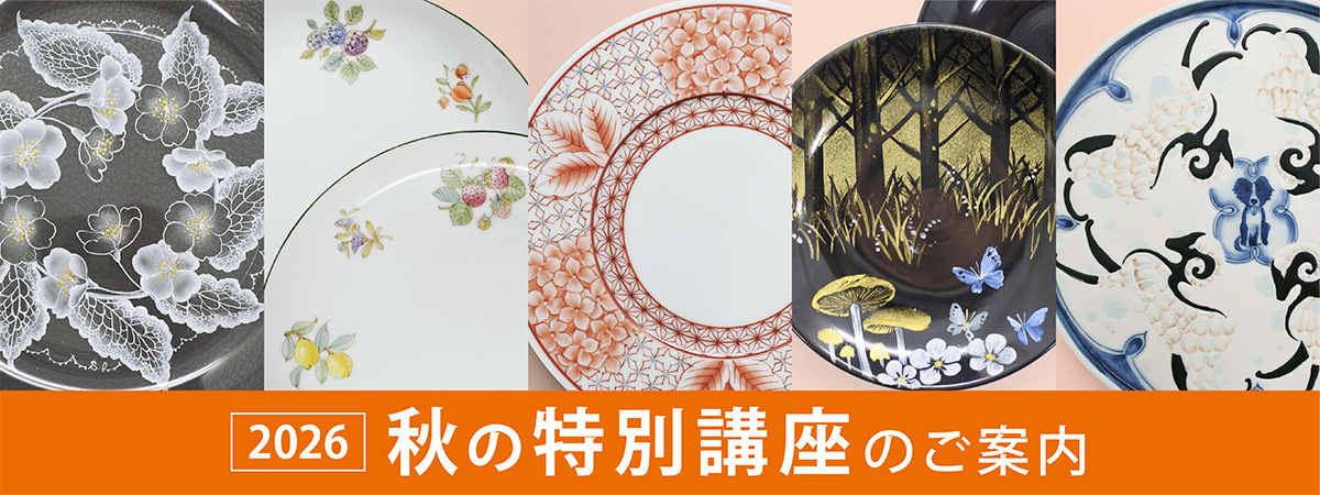 ガラス絵具やメタリック絵具で描いた花など秋の特別講座の課題作品の集合
