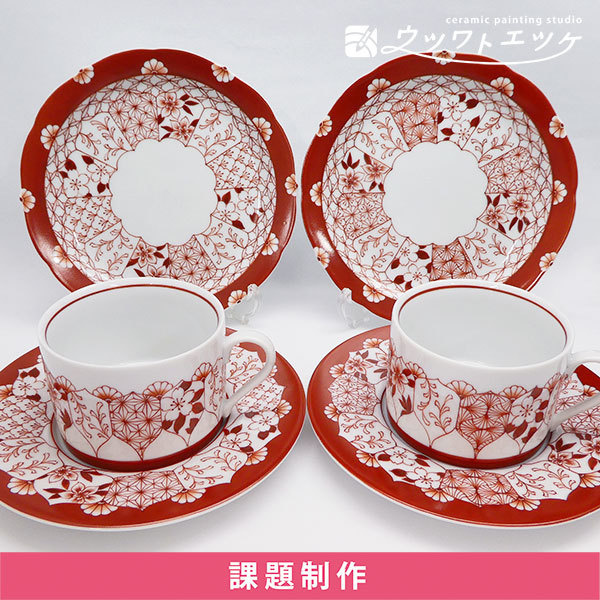 赤絵で描かれたケーキプレートとカップソーサーのセット